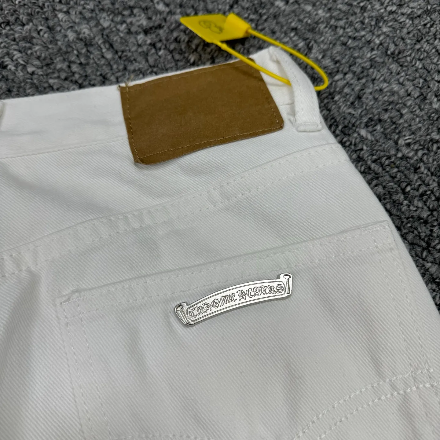 P240 Style No.: H839 Chrome Hearts & Chrome Hearts High-end Chrome hearts white little monster cross patchwork leather jeans, the same style as the trendy uncle. Original hardware accessories, washed and other elevators, QR code analysis are all purchased from the original factory, high degree of restoration, you are welcome to compare with a certain product ~ Three-dimensional version Loose and comfortable, not picky about the figure, taller and slimmer, factory Seiko, original quality control, same style for men and women, can be matched with couples, versatile recommendation, must-have jeans for all seasons, fashionable people have been disappointed From the quality selection of fabrics, the tailoring of details, and the matching of patterns, everything is impeccable! The upper body is so handsome when worn...it can be easily worn by men, women and children! The craftsmanship is made of heavy-duty washed pure cotton denim fabric. After washing, it is soft and thick and looks very stylish when worn. Size: 28, 30, 32, 34 Color: white